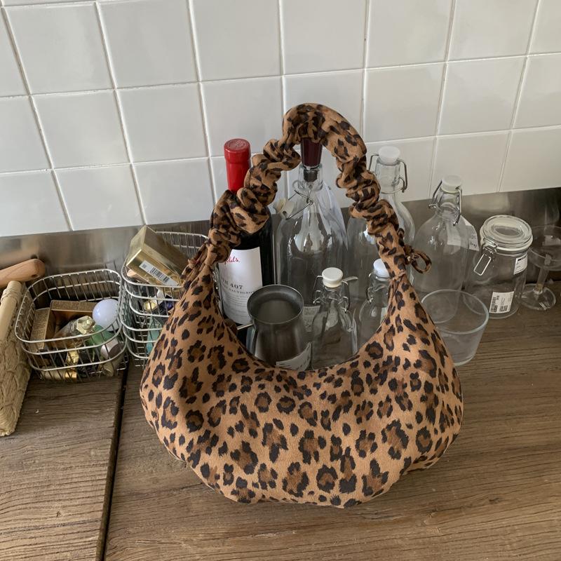Large Capacity Leopard Print Retro Bag Women's Autumn and Winter 2025 New Casual Niche Design Single Shoulder Messenger Bag Dumpling Bag