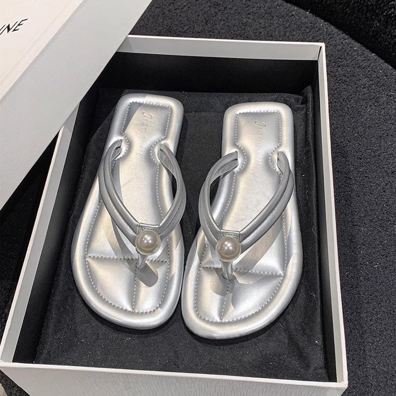 Flip-flops women's summer outer wear fashion year new non-slip flat bottom pinch feet seaside beach sandals