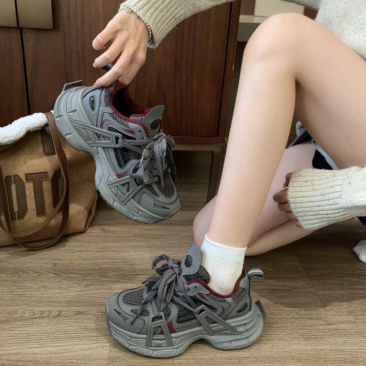 Leder zeigt Füße, kleine Plateauschuhe für Damen 2025 neue Frühjahrs- und Herbstmodelle, Herbst- und Winterdamenschuhe, höhenverstärkender Sneaker