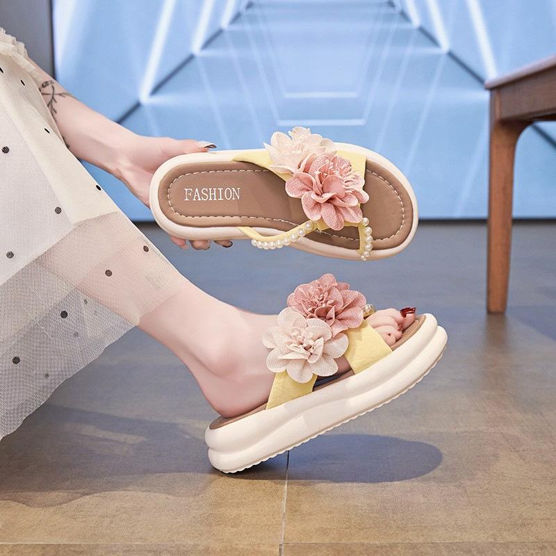 Soft bottom slippers 2025 summer Internet celebrities with the same versatile niche muffin bottom heightening beach wear cool slippers