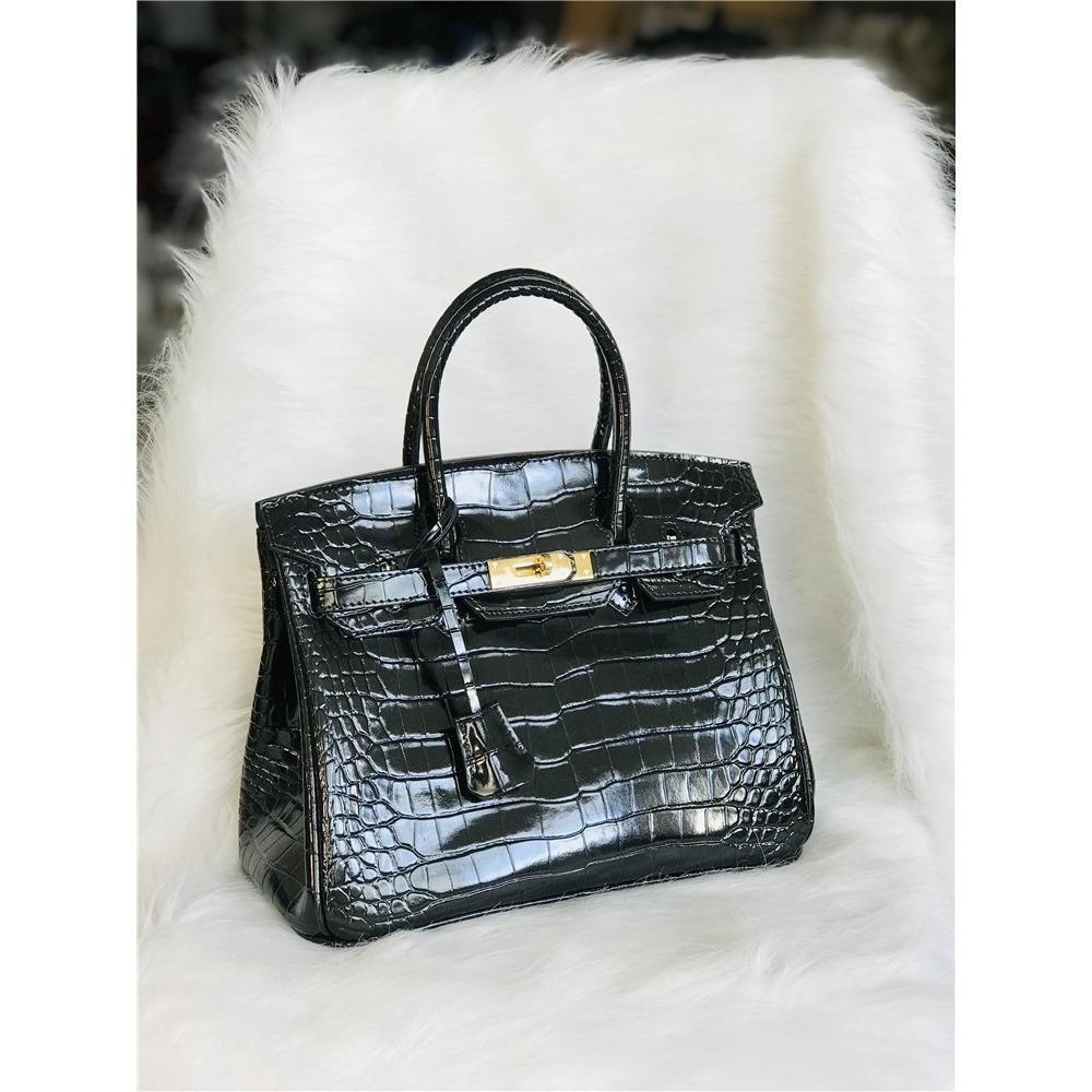 This Crocodile-patterned Cowhide Women's Bag Is a Fashionable Hand-shoulder Crossbody Bag with a Sense of Luxury and Elegance