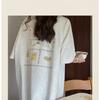 Camiseta Feminina de Algodão de Comprimento Médio com Gola Redonda, Estampa de Letras e Mangas Curtas, Tops Soltos de Nicho para o Verão
