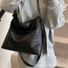 2025 New Large-capacity Woven Simple Commuter Shoulder Crossbody Bag Fashion Trend Niche High-end Tote Bag