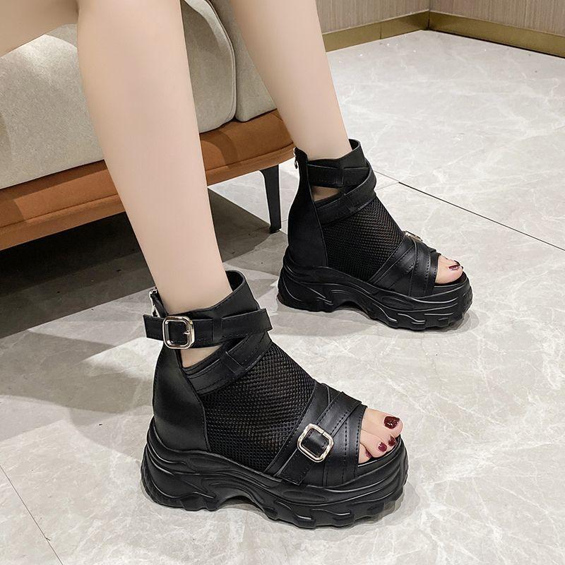 Римские сандалии женские летние новые стильные с пряжкой на ремне скошенный каблук толстая подошва внутренняя увеличивающая рост дырка полая сетка дышащие папины крутые ботинки 39