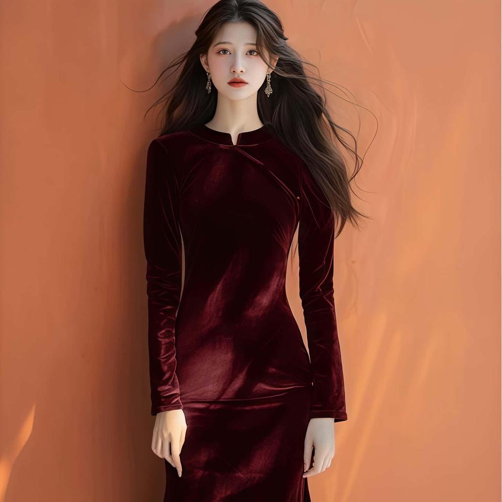 Damen Samtkleid: Herbst/Winter 2025 Taillenbetonung, Neuer Chinesischer Stil mit Froschknöpfen und Modernem Qipao-Design.