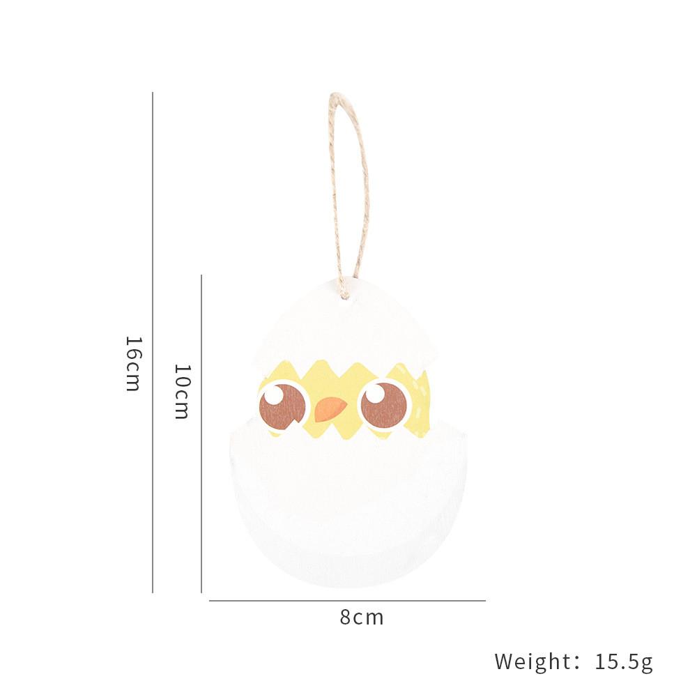 Entzückende Osterdeko mit bunten Holzanhängern in Hasen-, Küken- und Eiform