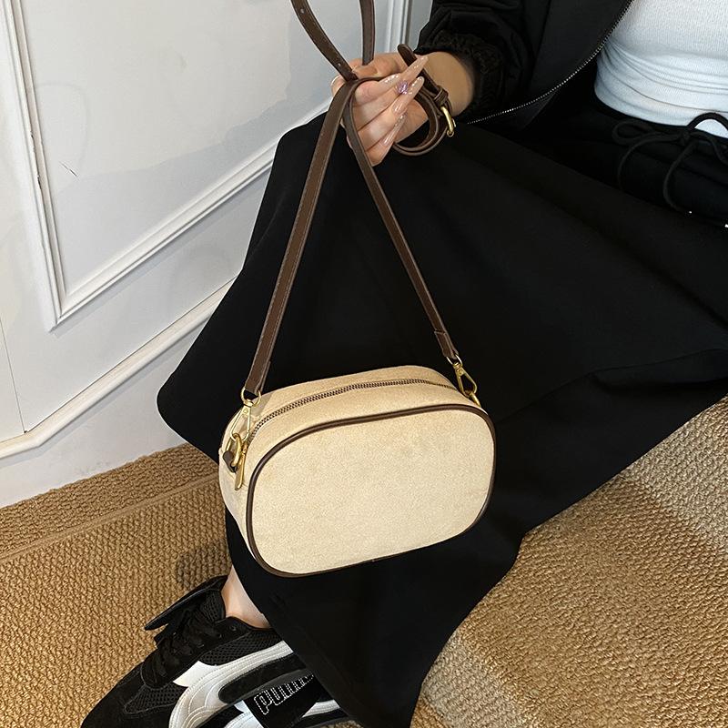 

Матовая ретро сумка женская осень и зима 2025 новая мода супер огонь сумка через плечо нишевый дизайн популярная маленькая квадратная сумка хаки