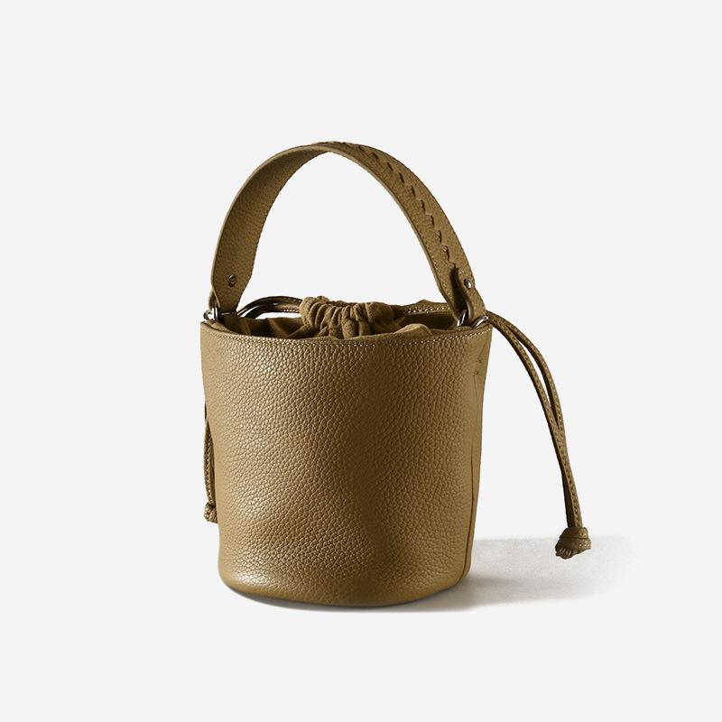 Neue Bucket Bag aus Rindsleder mit Top-Layer-Struktur im minimalistischen Stil und mit strukturierter Handtasche, vielseitig einsetzbar für den Weg zur Arbeit, Umhängetasche mit einer Schulter