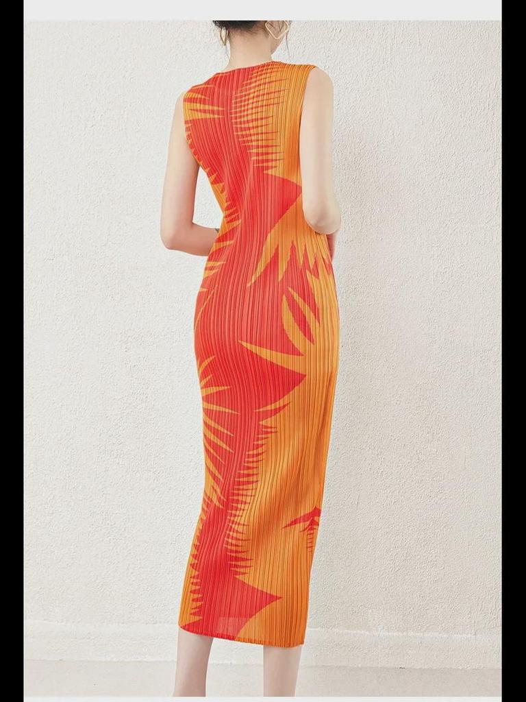 Japanese-Style Sleeveless Pleated Dress - Women's Medium-Length Slim Fit.