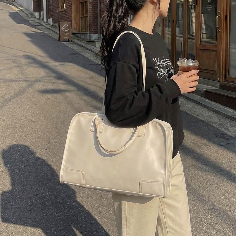 Premium Pu Duffle Bag for Unisex with Top Handle Stylish Travel Bag for Business and Weekend Trips