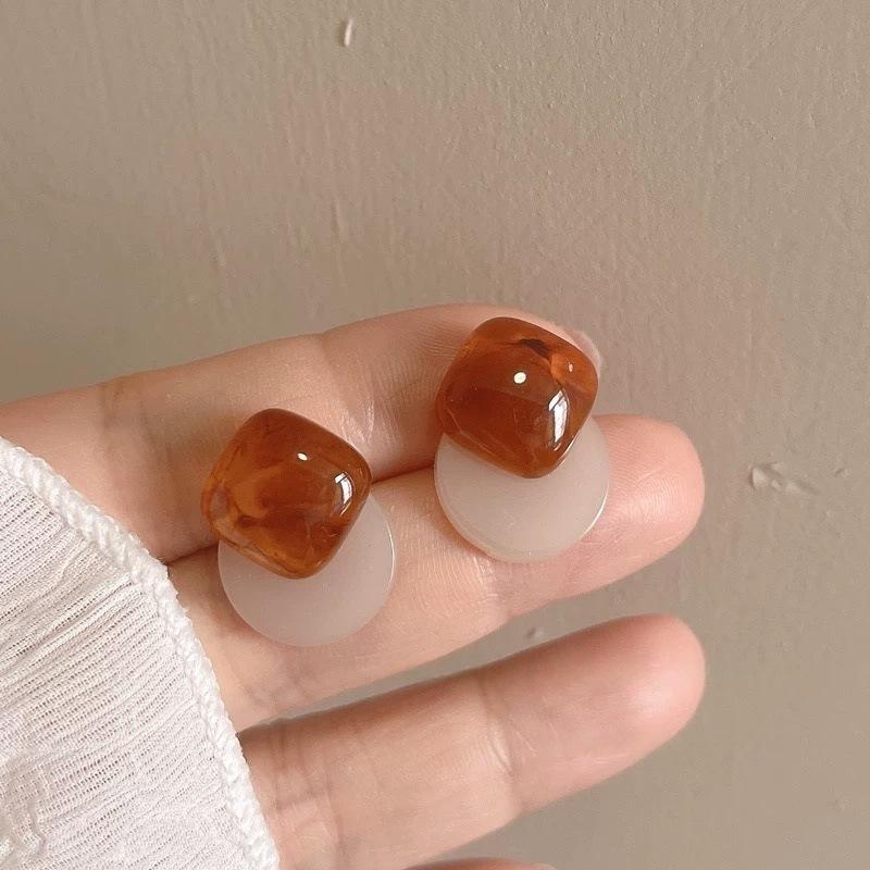 

Niche design sense retro geometric resin earrings women, simple personality versatile temperament geometric stud earrings