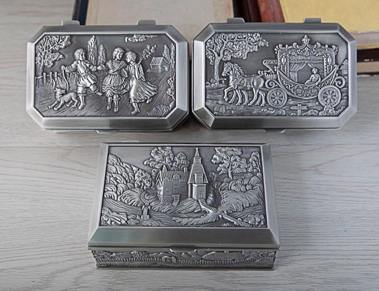 European Retro Castle Jewelry Storage Box, Exquisite Zinc Alloy Embossed Carriage Design – Ideal Wedding Gift.