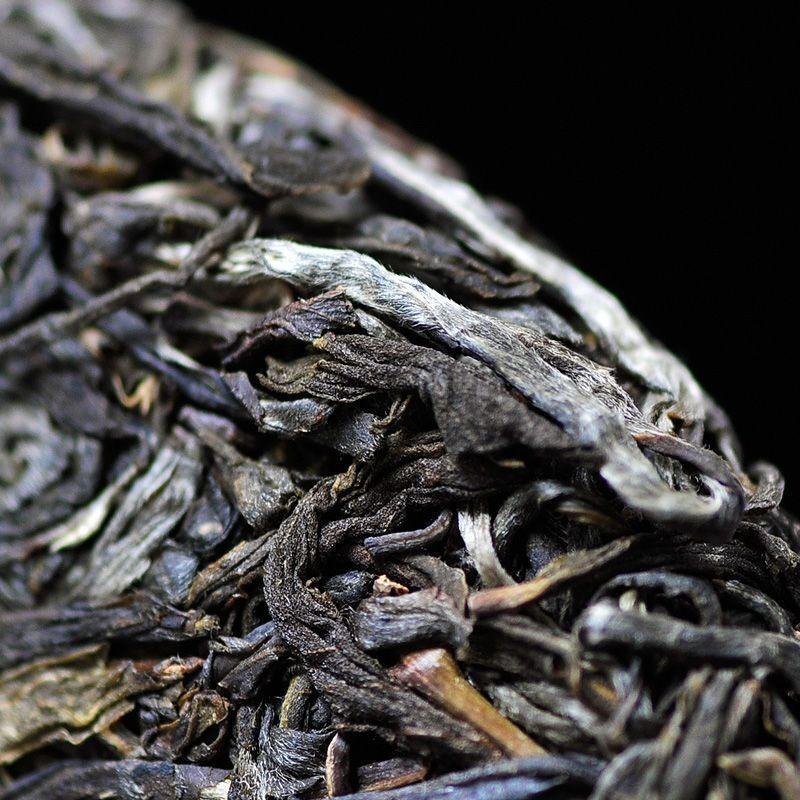 Pu-erh Raw Tea Yunnan Ancient Tree Pure Material Seven Seed Cake Spring Tea 200g