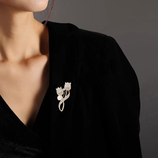 Women Alloy Brooch Pin, Tulip Shape Lapel Badge with Imitation Pearl Rhinestones Inlaid, Brooch Versatile Accessory for Sweaters Collars Hats Bags