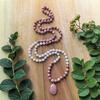 Madagaskar Rosenquarz Mala, Rhodonit Anhänger, 108 geknotete Perlen Meditationskette, Heilkristalle Yoga Schmuck Erdung Geschenk