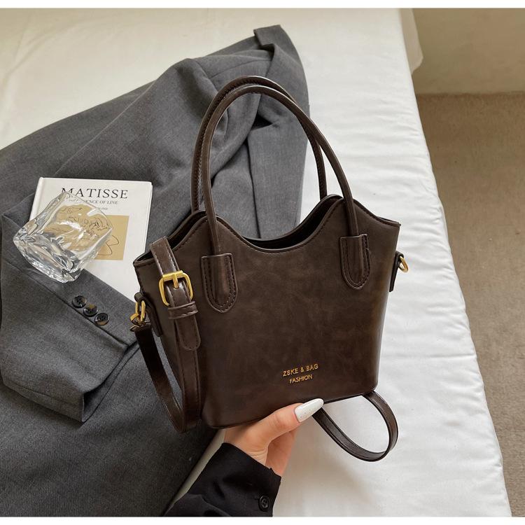 

Премиальная текстура ретро сумка-мессенджер женская 2025 осень и зима новая простая портативная сумка-ведро нишевая на плечо для поездок на работу