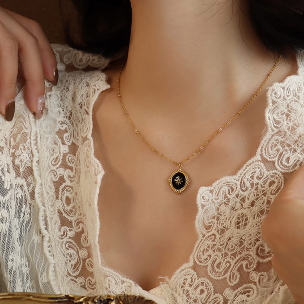 Ronbos Black Light Necklace