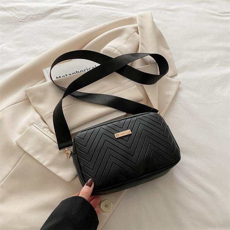 

Женская сумка 2025 новая волнистая маленькая квадратная сумка с тиснением сумка-камера повседневная на плечо волосы высокая ценность