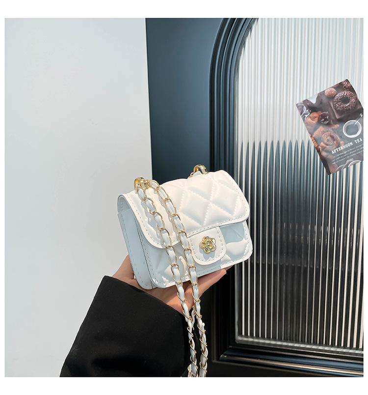 

Продвинутая новая нишевая дизайнерская цепочка 2025 года, маленькая сумка, портативная, универсальная, сумка-конверт для денег от интернет-знаменитости, мини-кошелек для мелочи, маленькая квадратная сумка белый