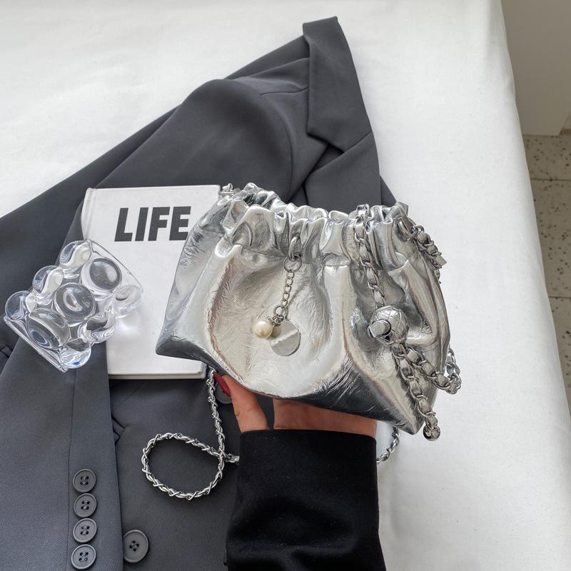 

Niche design pleated cloud bag 2025 new fashion light luxury chain bag versatile single shoulder crossbody bucket bag 20*9*13 серебряный
