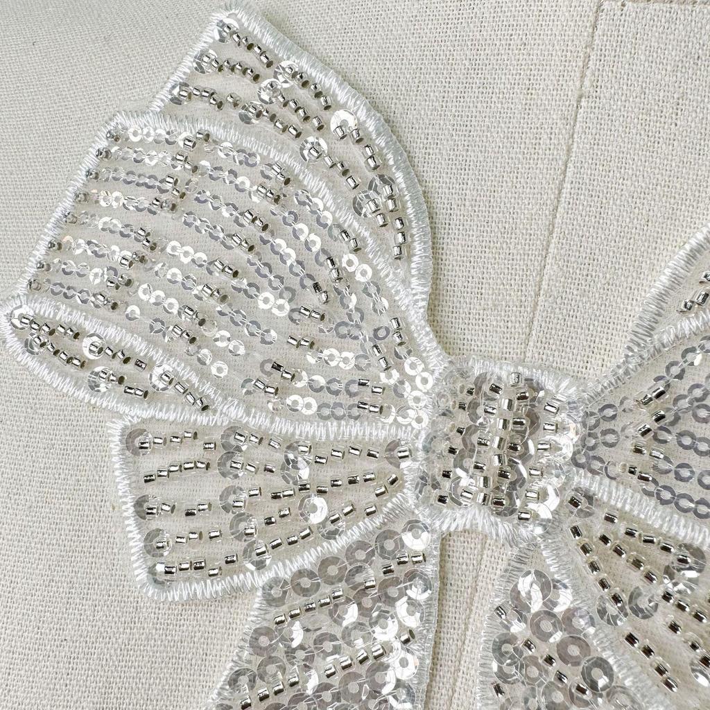 Damen Spitzenkragen mit weißer schwerer Schleife, Pailletten und Perlenblumen-Accessoires