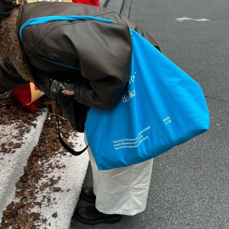Large-capacity Single-shoulder Bag, Fashionable and Versatile. Single-shoulder Bag with A Relaxed Feel. Commuter Tote Bag
