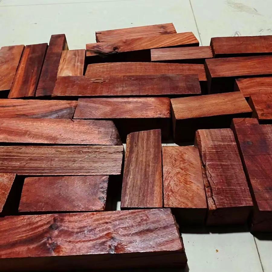 Šperk do vlasů z palisandru a červeného santalového dřeva Dřevěné odřezky pro výrobu korálků