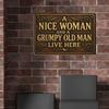 Rundes Metallschild "Hier wohnen eine nette Frau & ein griesgrämiger alter Mann", 8x8 Zoll.