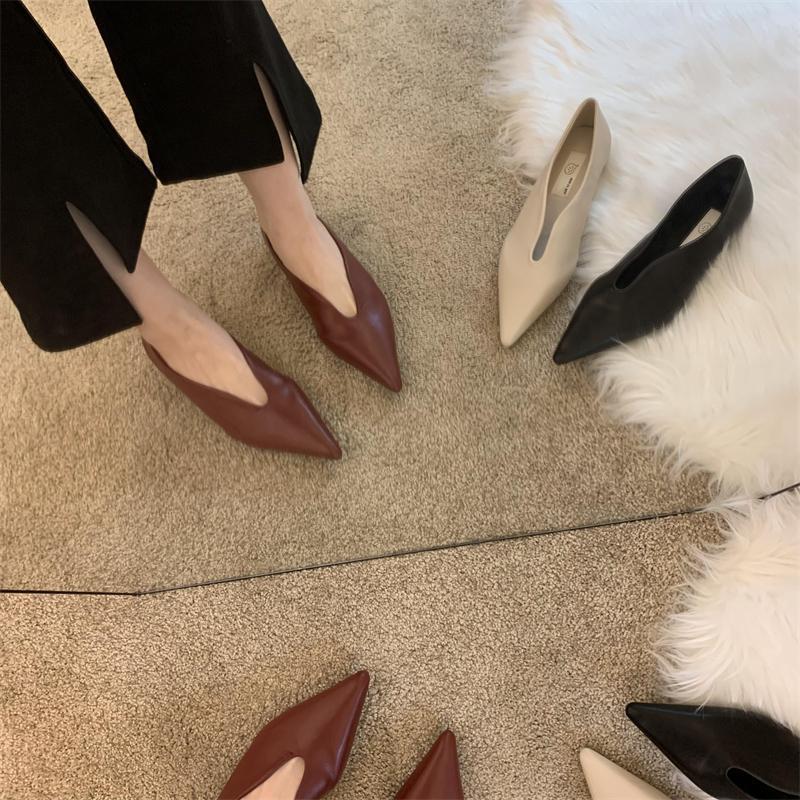 Hong Kong pointed single shoes women 2025 spring and autumn new Korean version niche Internet celebrity thick heel soft leather retro fashion