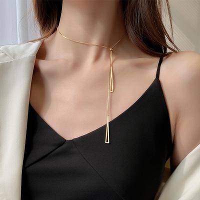 2023 Evropský jednoduchý elegantní elegantní náhrdelník se střapcem Temperamentní módní sexy single jemný luxusní zlatý trojúhelníkový náhrdelník