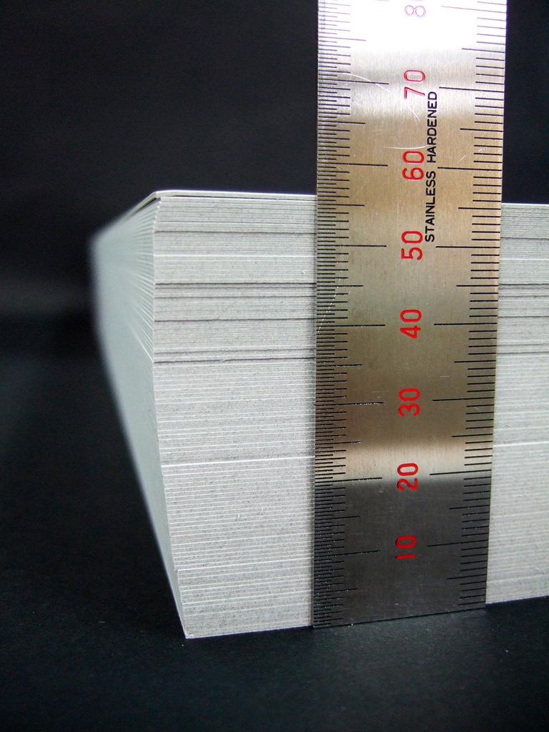 Biały karton prążkowany pionowo 325 x (szary podkład) -około. 0.57mm grubości- 450g/m² [100 arkuszy] (A3 (nieco większy 425mm))