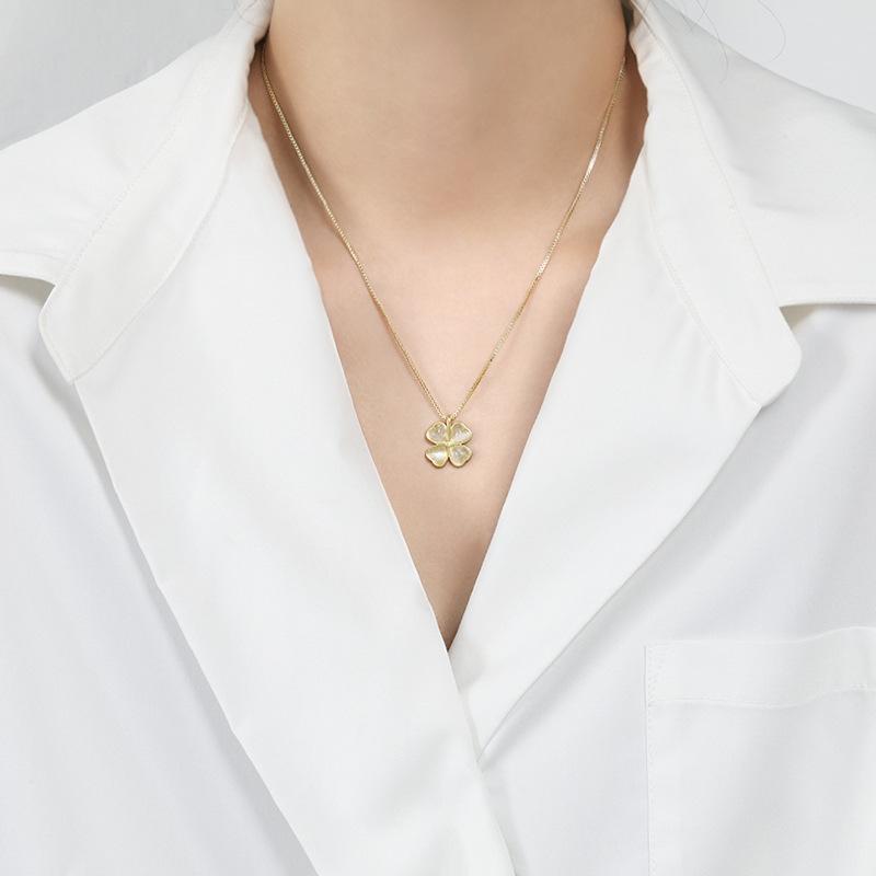 Small Heart Three-Dimensional Petal Pendant Necklace, High-End Design Sense Lucky Chalcedony Four-Leaf Clover Necklace