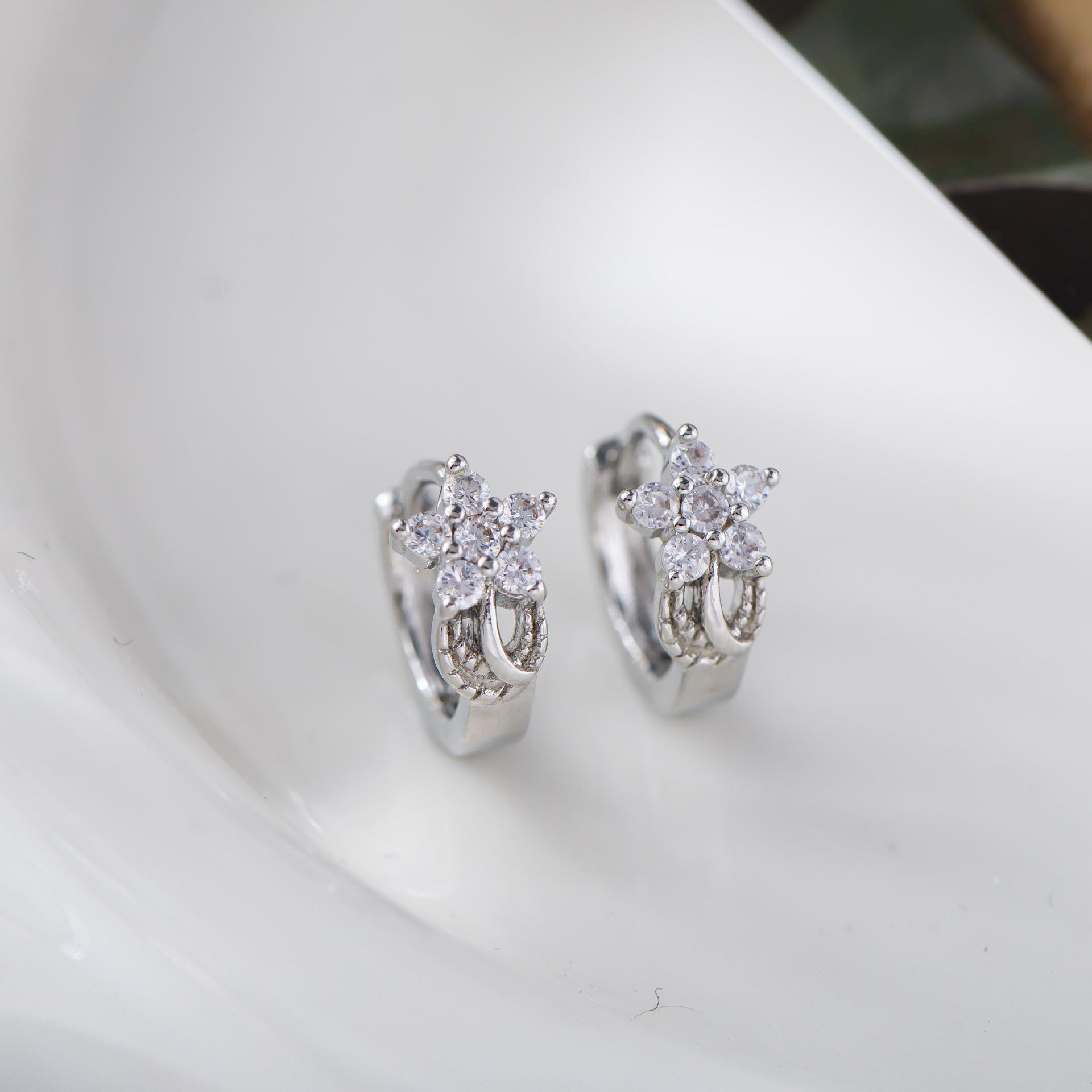 Elegant Rhinestone Flower Ear Cuff: Shiny Zirconia, High-End Design for Everyday Wear