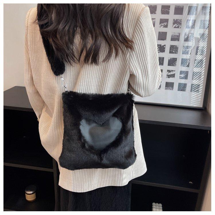 Модная сумка-клатч с сердечком, универсальная женская сумка 2023 года, осень-зима, большая вместительная сумка через плечо, мягкая плюшевая сумка-тоут чёрный