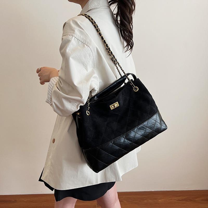 

New color matching armpit bag women s trendy retro diamond chain bag single shoulder crossbody tote bag чорний