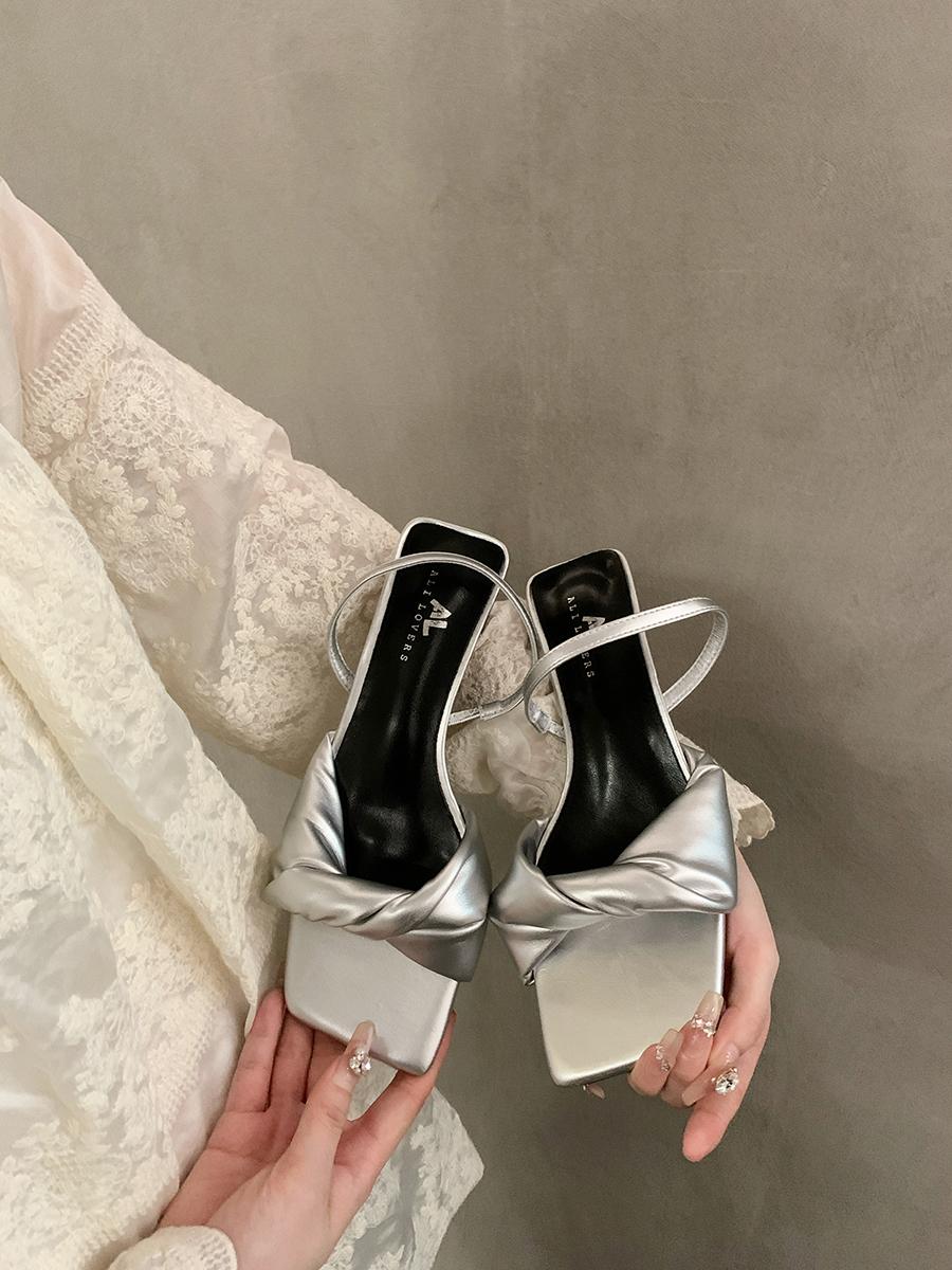 

мода 2024 ретро женские сандалии лето средний оригинальный средний новый мода снаружи рим копыта каблуки слайды слип 39 серебряный