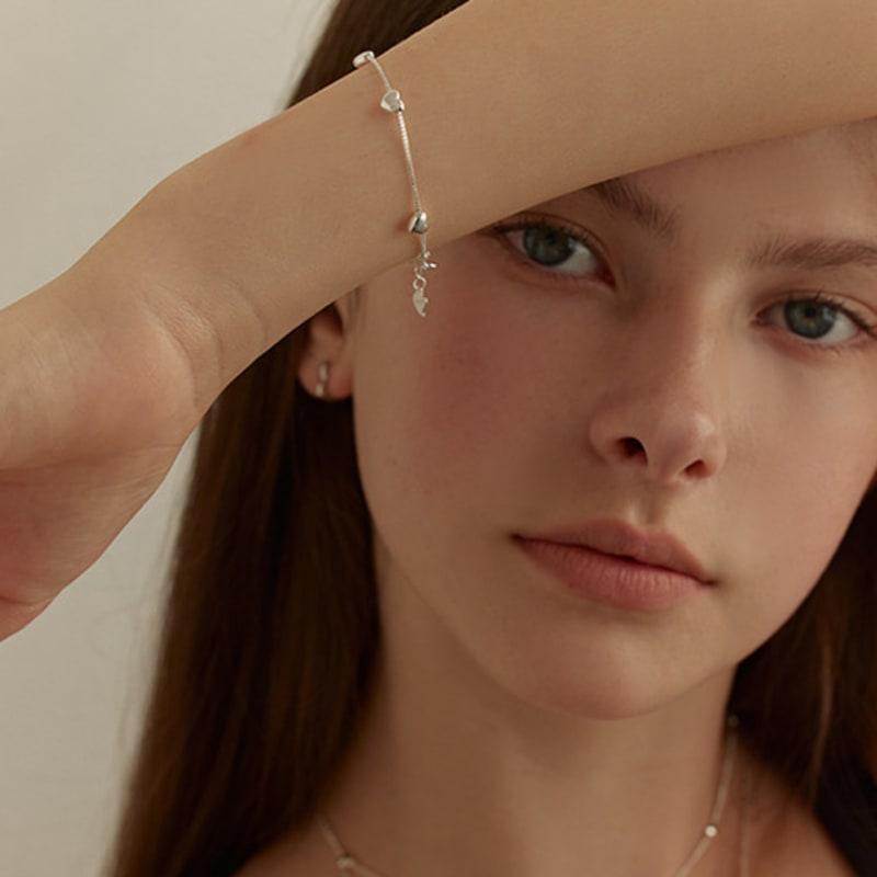 Lewe [6mm+10mm Pearl Earrings Included] Repeat Heart Bracelet