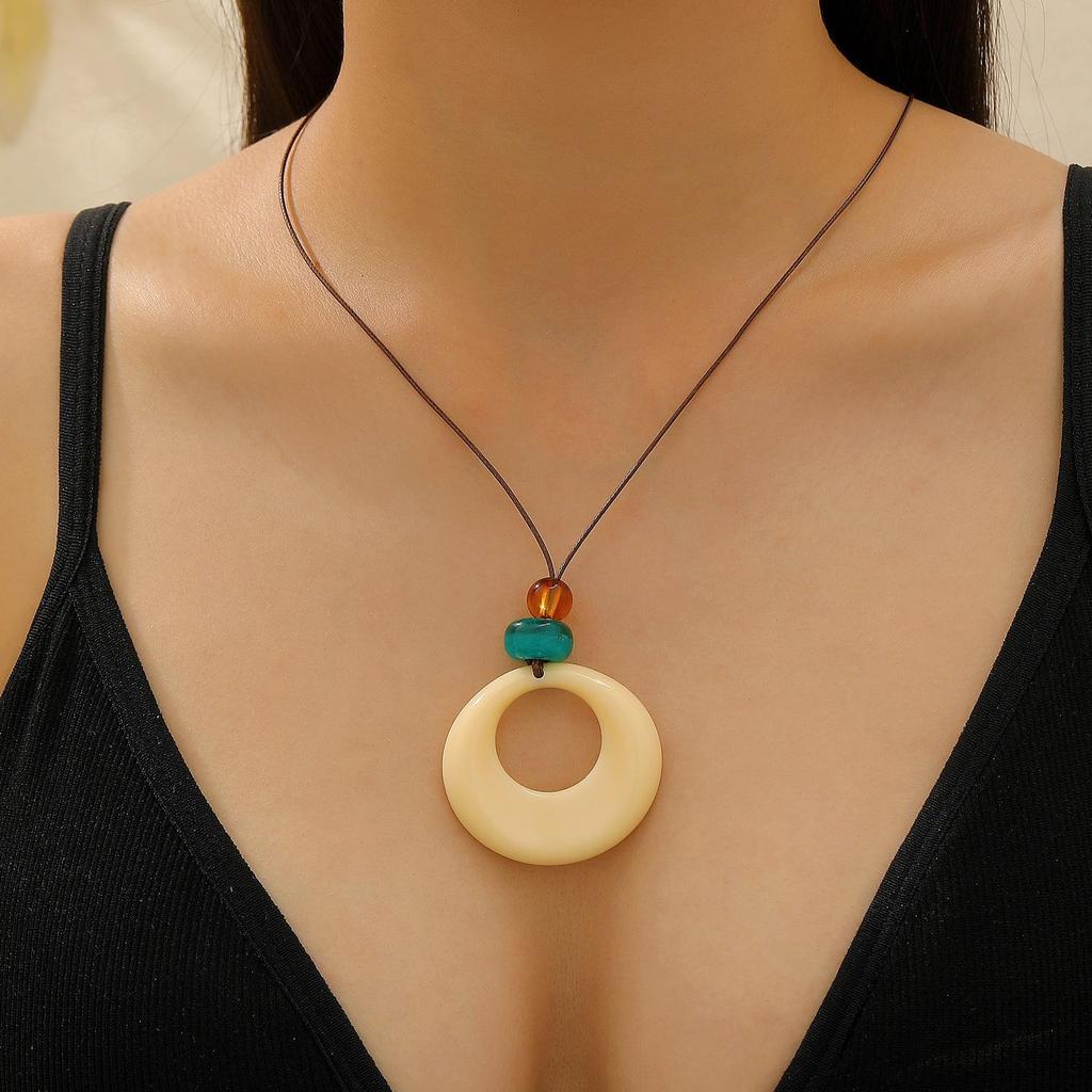 Elegant European-Style Geometric Pearl Pendant Necklace for Women
