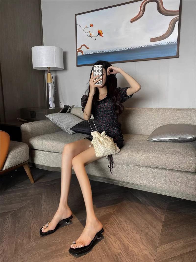 

Одно слово с прозрачными сандалиями женские 2024 новые летние французские зрелые тонкие каблуки сказочный ветер жемчужные крутые тапочки 34