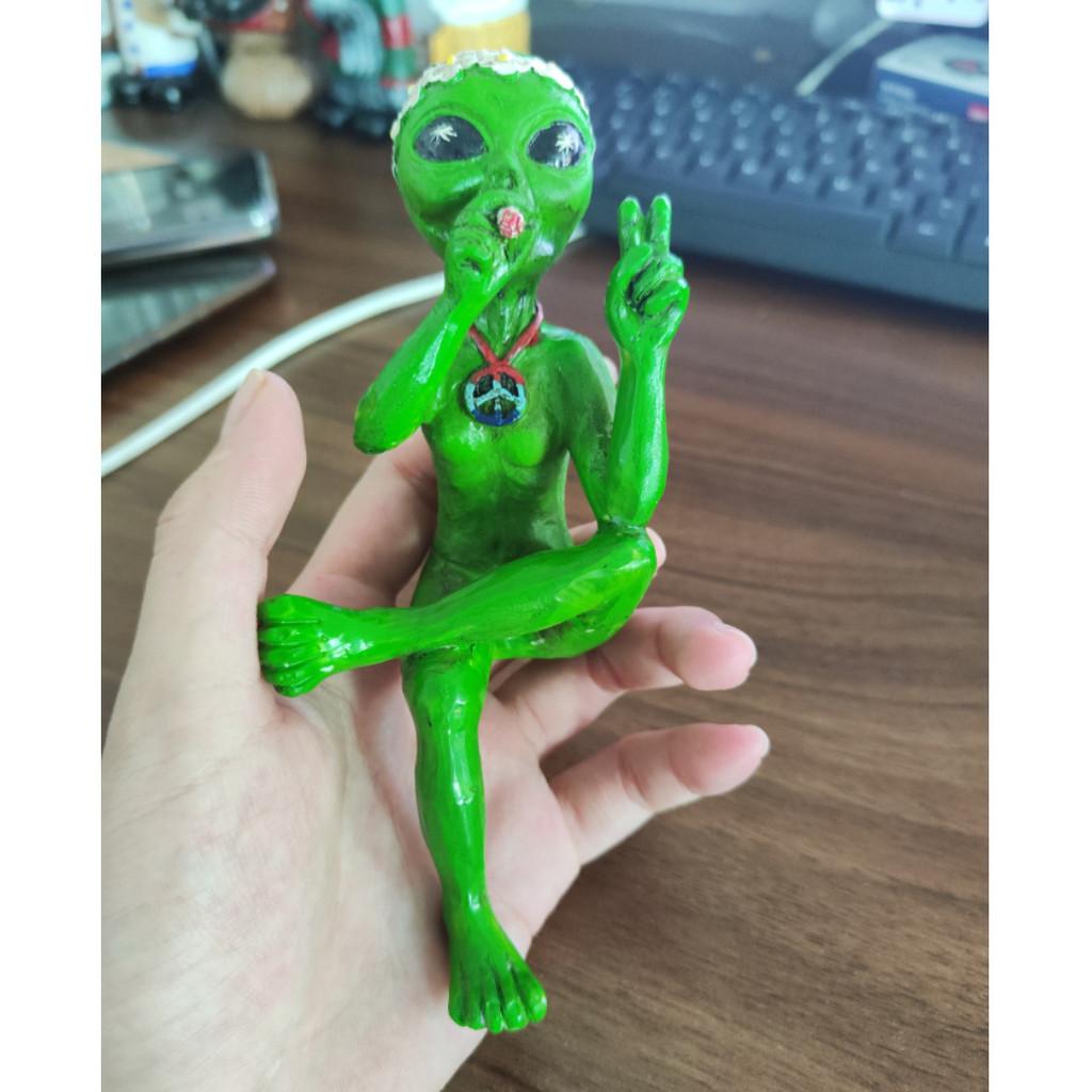 Resin Cat Dog Alien Statue With Artistic Design For Home Decor And Gift Giving