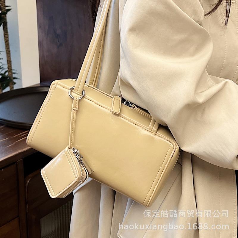 Korean niche underarm bag women's 2025 new trendy retro portable bowling bag simple shoulder commuter bag