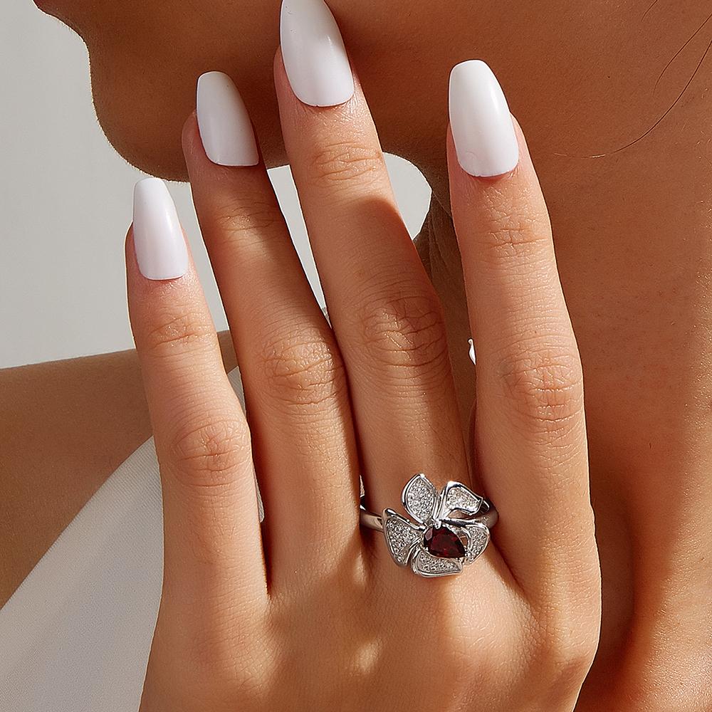 Wunderschönes Blumendesign Natürlicher Granat gepaart mit weißem Zirkon Damen Ring Ohrringe Schmuckset 925 Silber Jubiläumsgeschenk