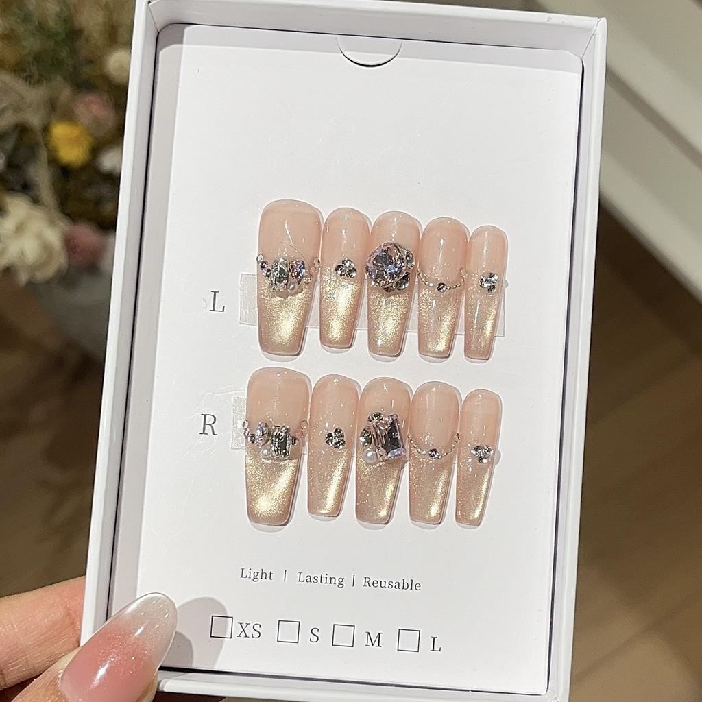 Gentle Nude Color Pure and Thrilling Light Gold Cat Eyes Fine K9 Pile Diamonds and A Thousand Gold Wearer