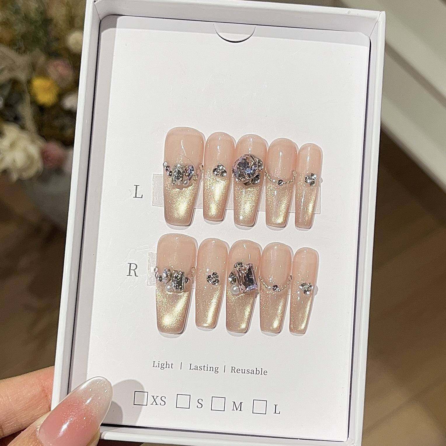 

Нежный телесный цвет, чистый и захватывающий, светло-золотой, кошачий глаз, изысканные бриллианты K9 и тысяча золотых украшений. L