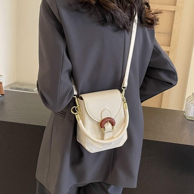 2024 New Fashion Horse Buckle Handbag Women's Shoulder Bag Urban Simple Style