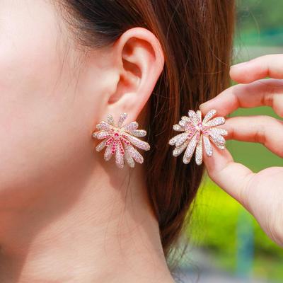CMM Wunderschöne Ohrstecker mit rosa Zirkonia und großer geometrischer Blume