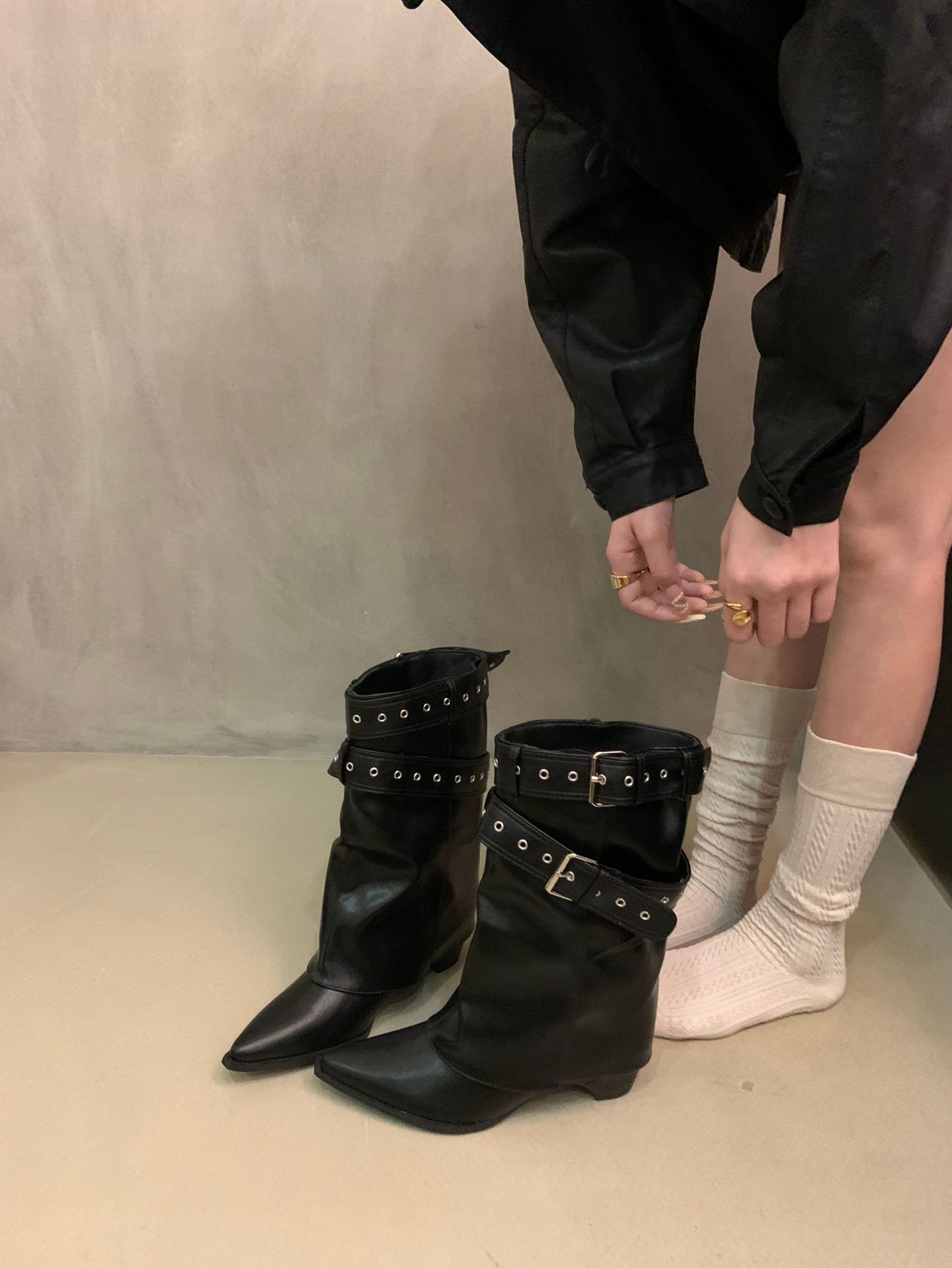 

Американские Spice Girls Пряжка для ремня Брюки Ботинки Ботильоны Женские ботинки 2025 Ранняя осень Новый нишевый дизайн Ботильоны Ботинки в западном стиле 39 чёрный