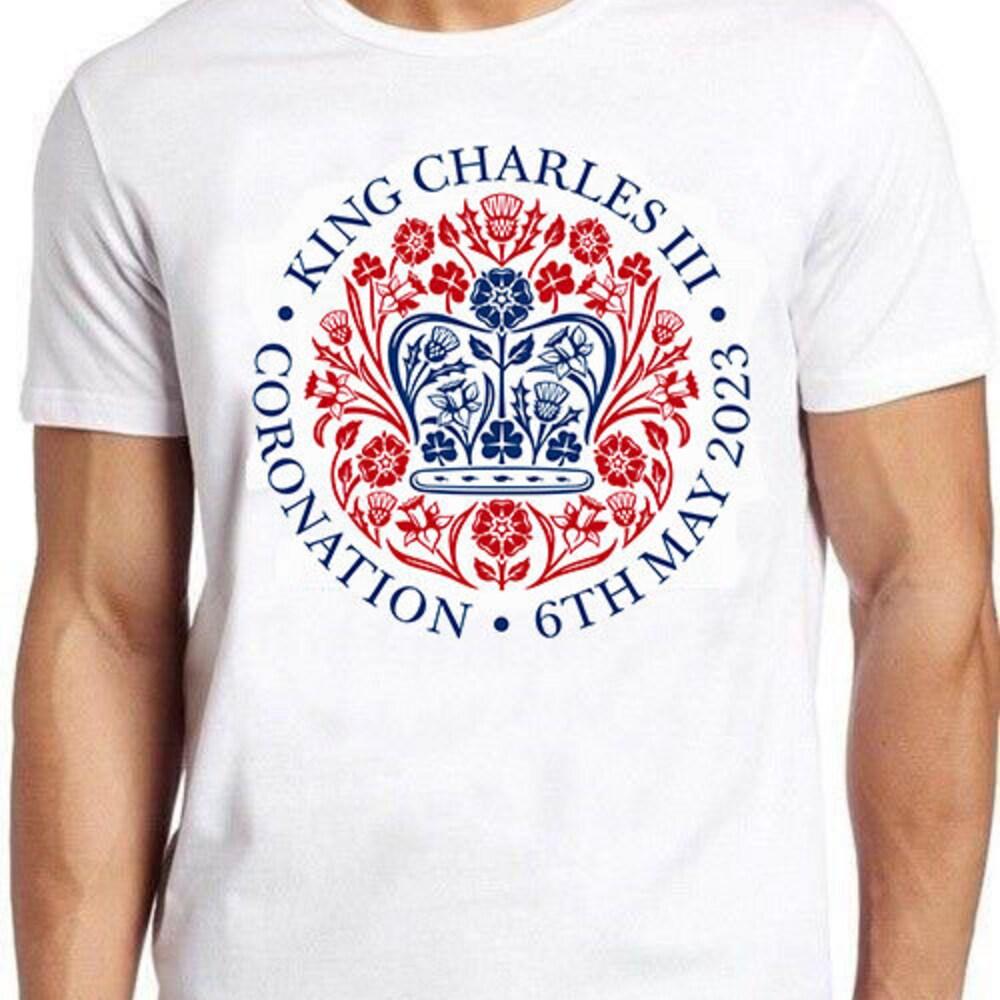 

Футболка из 100% хлопка плотностью 230 г/м2 с изображением коронации короля Карла III, красно-синяя эмблема, значок британской короны, футболка с изображением флага Великобритании, крутая подарочная футболка 1054