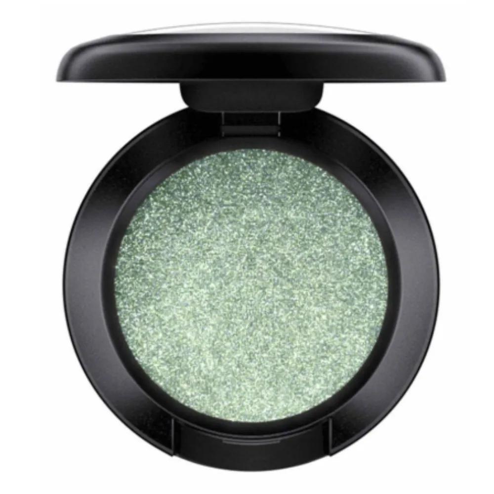 

MAC Тени Dazzle Girlfriend Примерка Светло-зеленый