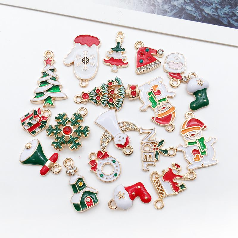 100-teiliges Weihnachts-Tropföl-Legierungs-Schmuckzubehör: Weihnachtsmann, Schneemann, Glocke, Rentier Anhänger für DIY Armbänder.